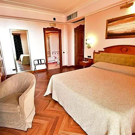 מלון Palazzo Rosenthal Vesuview & 4*